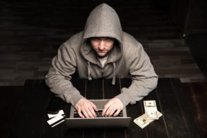 Незаконное обналичивание денег с карты — как обезопасить себя?