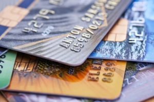 Чем отличаются кредитная и дебетовая карты – особенности, возможности, факты