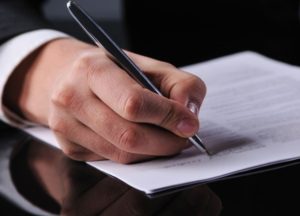 Можно ли взыскать с налоговой расходы на юридические услуги, если пришлось с ней судиться?