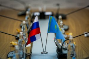 Казахстан запретил ввозить бензин из России по железной дороге