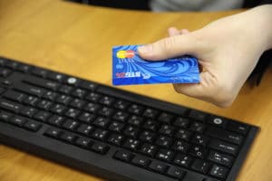 Любую выпущенную банковскую карту нужно активировать. Разбираем, как сделать это разными способами
