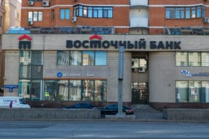 После присоединения к Совкомбанку половина персонала банка «Восточный» потеряла работу. А новую им найти непросто