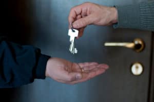Как понять, что продавец квартиры не состоит в браке, если штампы в паспорте отменили? Эксперты дали несколько советов