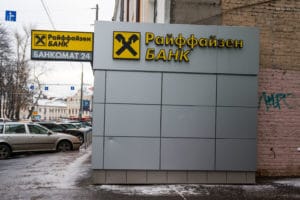 Райффайзен смягчил условия по валюте, но начал запрашивать резидентство