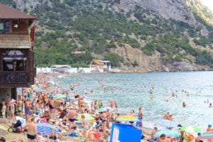 Цены на отдых в 2020 году: бронировать тур в Крым или подождать, когда откроют Египет?