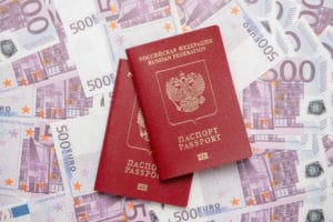 Две или ни одной: как выплачивается пенсия гражданам России с видом на жительство в другой стране?