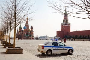 В Москве и других регионах запретили выходить на улицу. Разбираемся, что это значит и чем теперь грозит прогулка на свежем воздухе