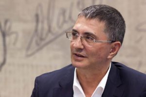 «О самом главном» в борьбе с коронавирусом россиянам рассказывает доктор Мясников. Чем еще он известен?