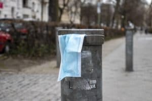 С сегодняшнего дня маски обязательны для всех. Разбираем, какие они бывают и во сколько обойдутся