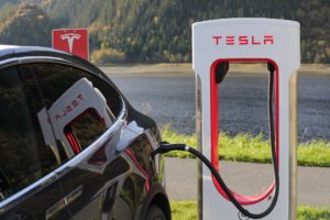 Почему Tesla – все еще лидер среди электромобилей? И что происходит с конкурентами?