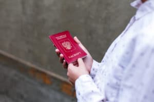 Попросили сделать временную регистрацию – чем рискует владелец жилья? Объясняет юрист