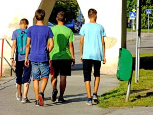 Россия будет тратить на молодежь меньше. Но если деньги мало что решают – может это правильно?