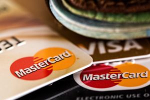 Visa или Mastercard от зарубежного банка – как сейчас работают «карточные» туры и в чем их риски