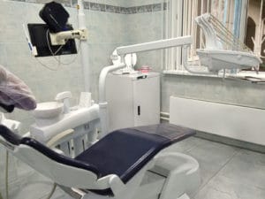 Почему зубная коронка стоит почти как имплант? Из чего складывается цена и как на этом сэкономить