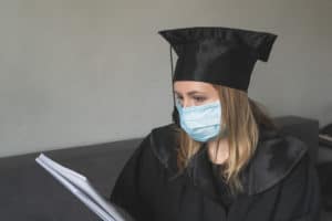 «Уменьшить зарплатные и карьерные ожидания». Какие проблемы ждут выпускников ВУЗов периода пандемии?
