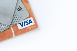 Visa отменяет комиссии за переводы между картами, чтобы конкурировать с СБП. Но банки вправе брать свою комиссию