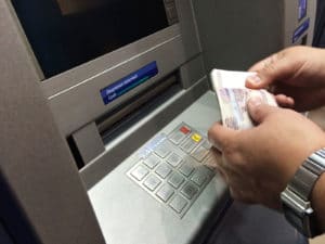 «Зарплатное рабство» все еще не исчезло, считает глава Тинькофф Банка