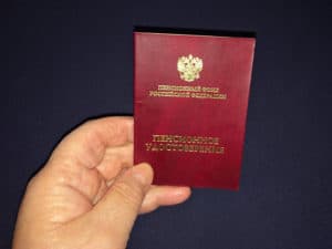 В 2024 году можно «докупить» год стажа для пенсии за 50 тысяч рублей. Кому это доступно и сколько стажа можно получить