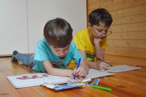 Пристроить детей в сад, и получать за это зарплату. Как работают семейные детские сады в России?
