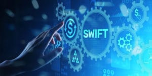 Россию уже 6 лет грозят отключить от SWIFT. Насколько это реалистично и чем грозит стране?