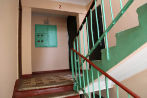 За хранение вещей в подъезде пугают штрафами до 50 тысяч: что говорит об этом закон