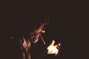 Курильщики – самая угнетаемая и бесправная часть населения. А с 1 апреля им будет еще хуже