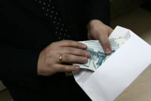 Мониторинг зарплат «в конвертах»: как власти будут бороться с серой занятостью