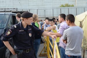 Первый регион в России закрывает прием мигрантов, они не будут работать в сфере обслуживания