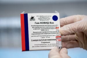 Российская вакцина от коронавируса: за что ее критикуют и сколько на ней заработает государство?