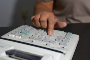 Вагон ответственности и небольшая тележка зарплаты. Сколько получают бухгалтеры в России?