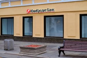 В банкоматах каких банков-партнеров ЮниКредит Банка можно снимать наличные без комиссии?