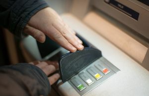 Финразведка хочет получать записи с банкоматов и камер в отделениях, чтобы бороться с «обналом»