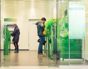 Между пропуском платежа и продажей долга коллекторам: какие штрафные санкции могут вводить банки за просрочку?
