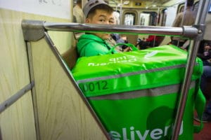 Модель подписки дошла до Delivery Club. За 99 рублей в месяц обещают бесплатную доставку и скидки на некоторые заказы