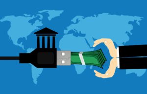 Из-за отключения части банков от SWIFT отправить деньги за рубеж стало дороже и сложнее