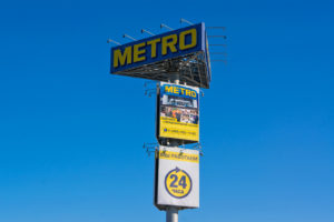 В магазины Metro теперь пускают без карт гостя. Сами карты теперь скидочные