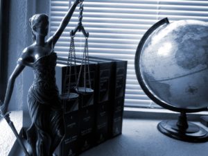 Какую юридическую помощь населению оказывают адвокаты и кому она может предоставляться бесплатно