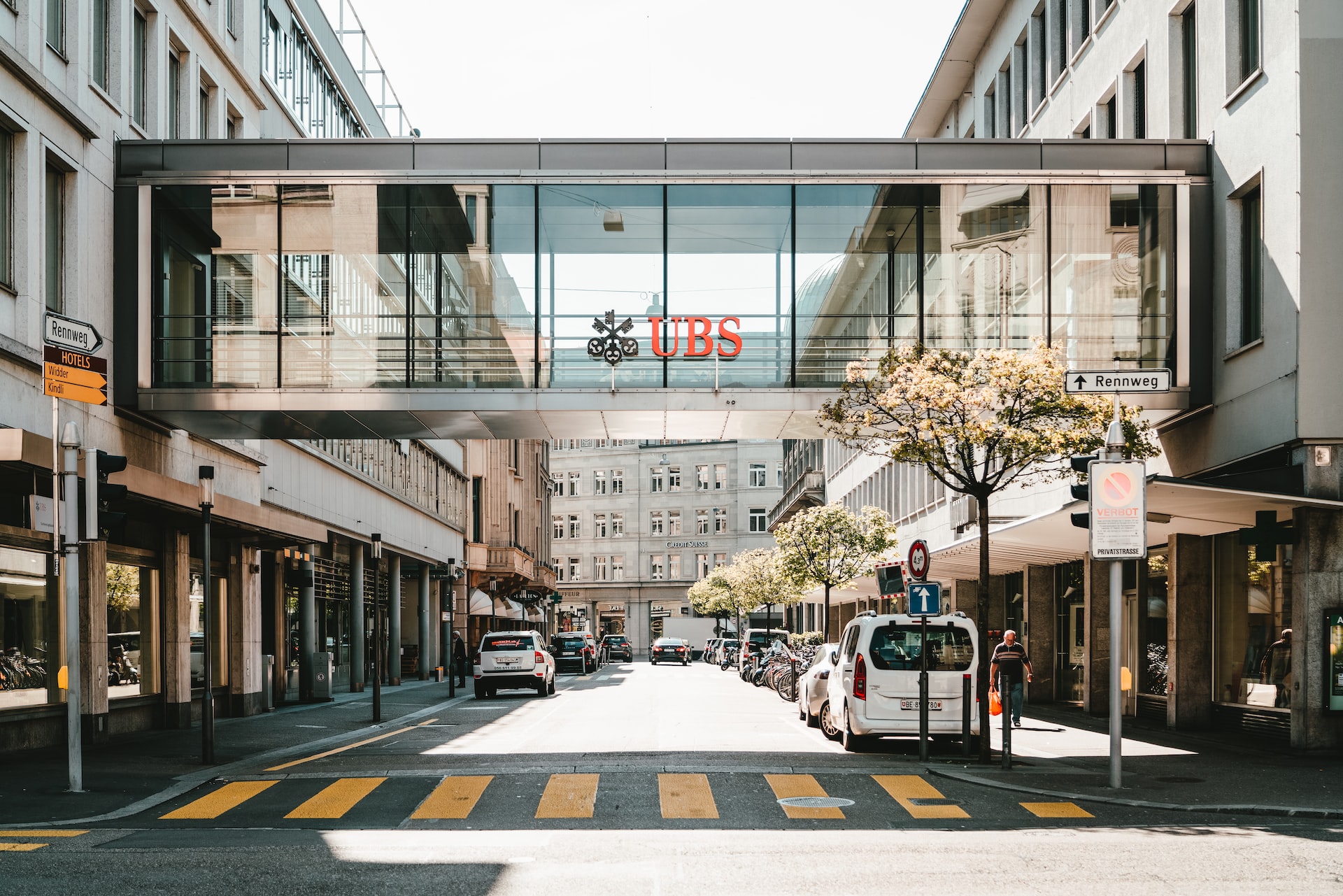 Краха не будет: швейцарский банк UBS выкупает проблемный Credit Suisse