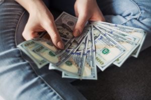 Опрос: четверть россиян по-прежнему копят деньги в долларах и евро