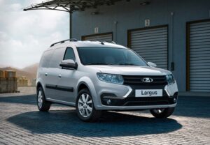 АвтоВАЗ снова наладил выпуск Lada Largus – теперь в Ижевске. В салонах авто будет стоить вдвое больше, чем в 2021-м
