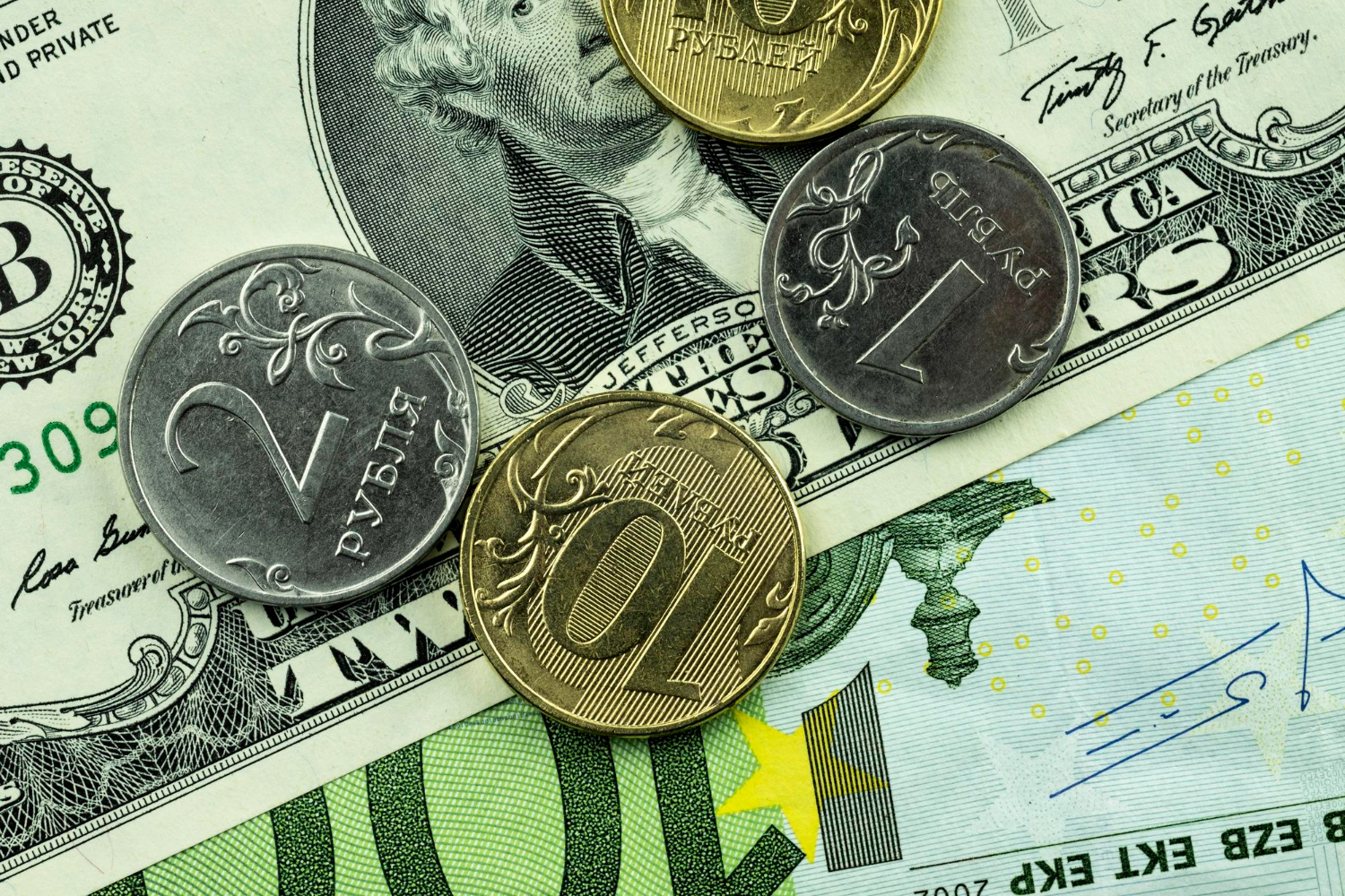 Курс валют на 19 июля 2024 года: доллар и евро по официальным данным Центробанка