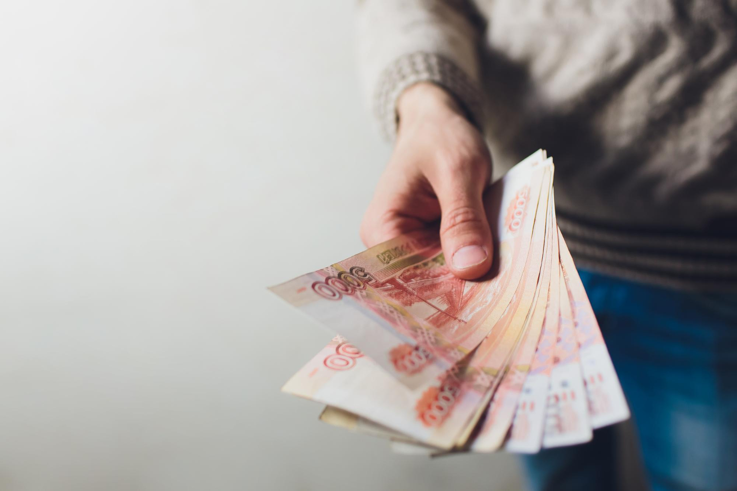 Большинство россиян выбрали бы повышение зарплаты вместо карьерного роста