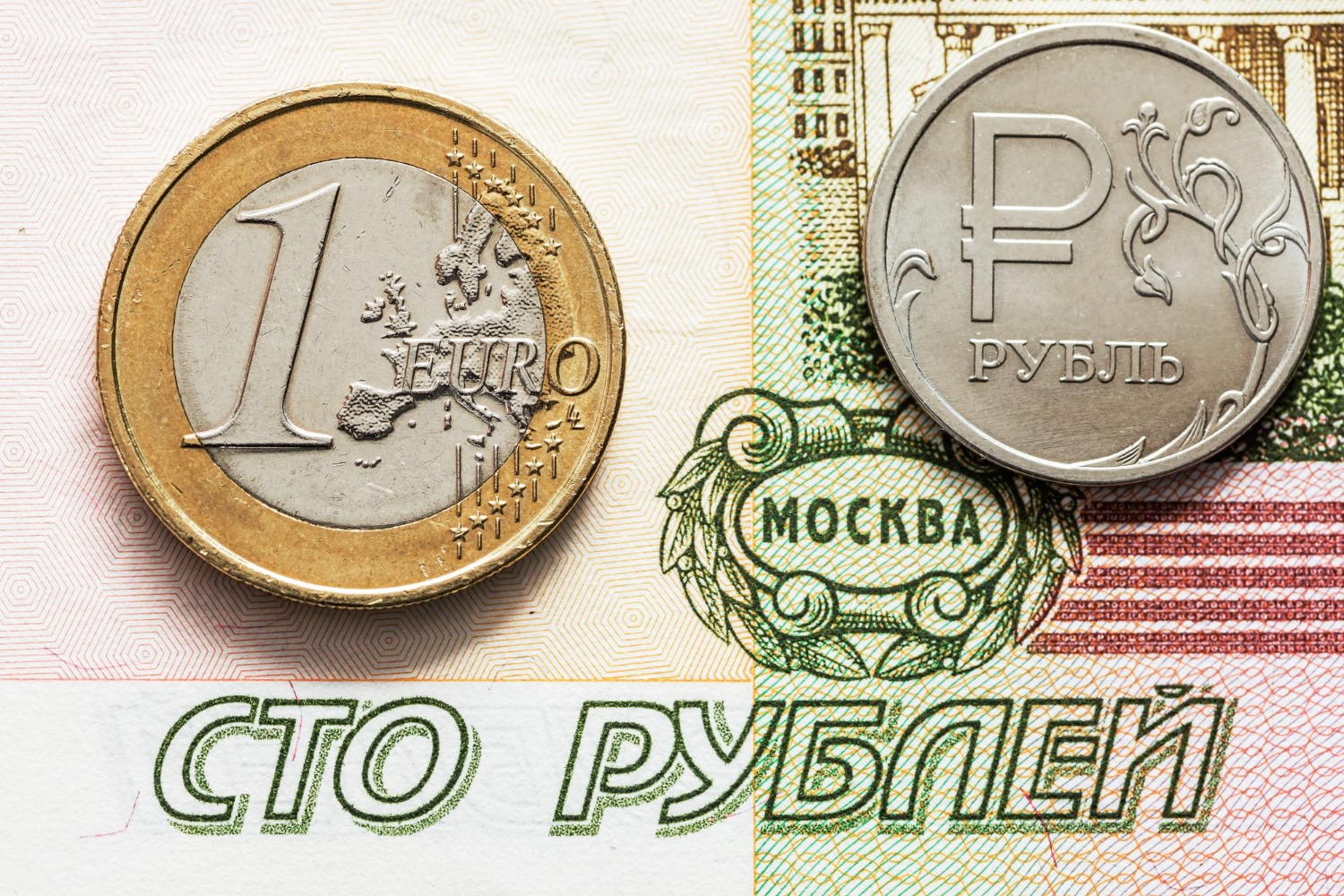 Рубль в движении: падение к доллару и укрепление к евро