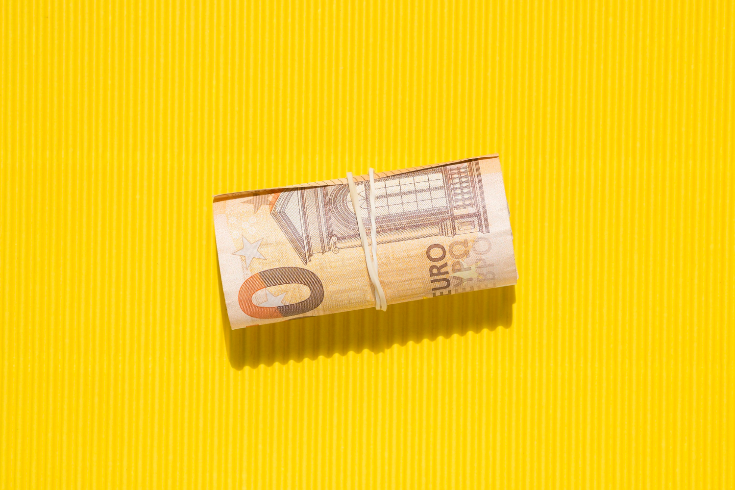 Центробанк обновил курс доллара и евро: новые методы определения и влияние прекращения биржевых торгов