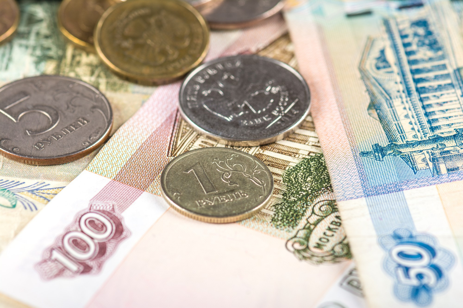 ЦБ, вероятно, сохранит ключевую ставку на уровне 18% в сентябре, но риски повышения остаются