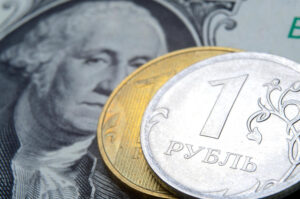 Рубль укрепляется против доллара, но сдает позиции перед евро