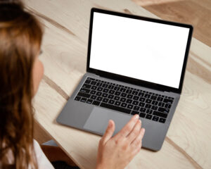 Суд обязал продавца продать россиянину три MacBook Pro по цене 369 рублей за штуку