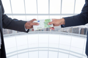 Россияне массово продают валюту и вкладываются в рублевые активы