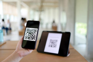 Будущее за QR-кодами и биометрией: россияне прогнозируют изменения в способах оплаты