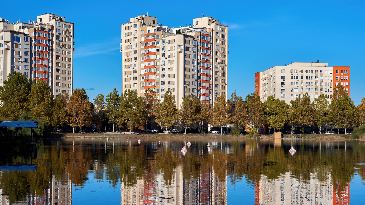 Снижение цен на новостройки в России: время покупать квартиры?